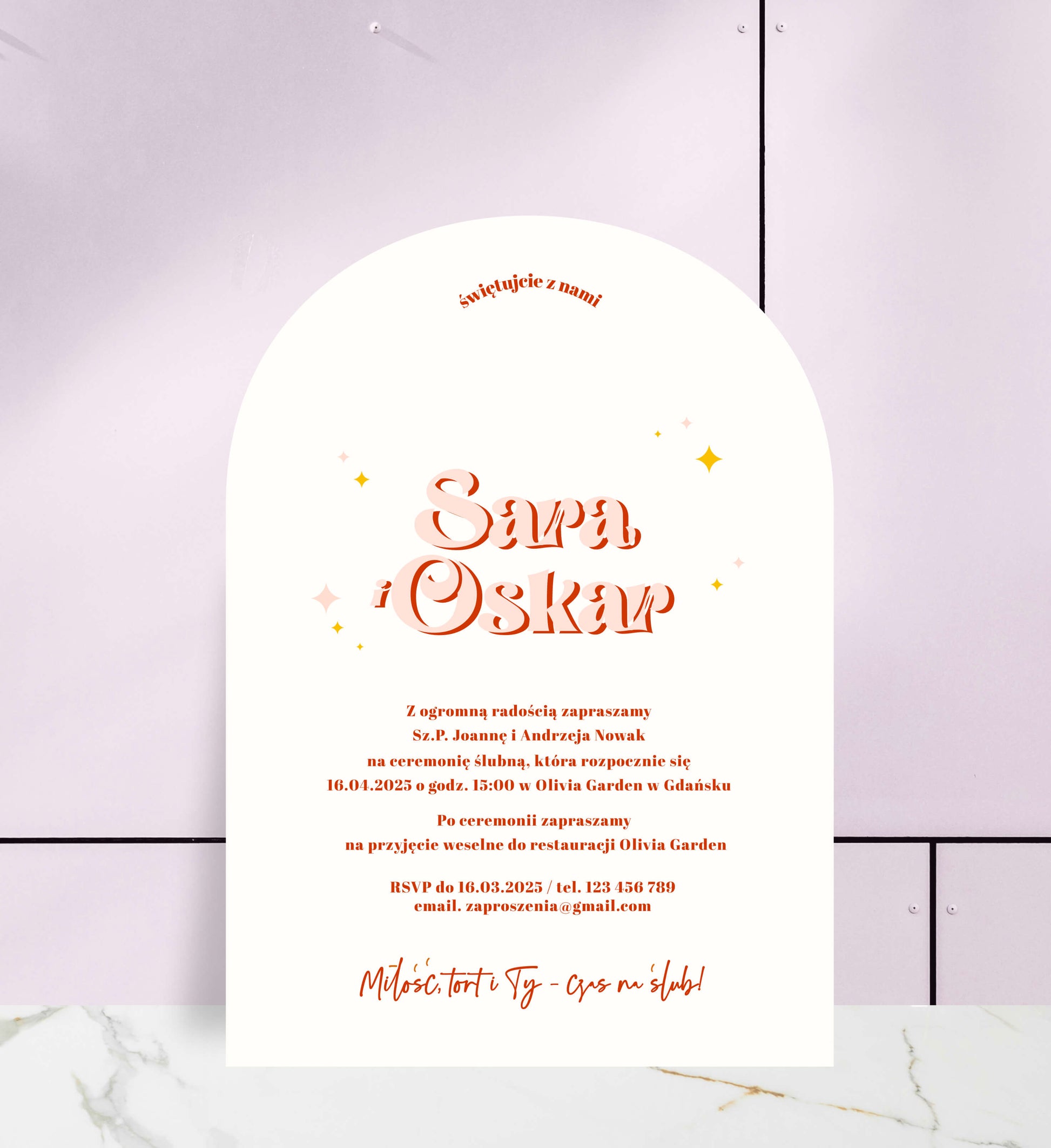 Zaproszenia ślubne białe o artystycznym wykonaniu, z fantazyjnymi elementami, eleganckie na papierze premium